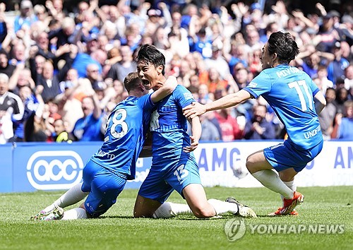 버밍엄이 지난 13일(한국시간) 공식 홈페이지를 통해 2024-2025시즌 구단의 새로운 홈 유니폼을 발표했다. 백승호는 버밍엄의 새 홈 유니폼을 입고 촬영에 임했다. 특히 일본인 동료 미요시 고지와 함께 촬영을 진행했다.   버밍엄은 지난 2023-2024시즌 챔피언십리그(2부)에서 22위(13승 11무 22패 승점 50)로 아쉽게 리그원(3부)로 강등됐다. 백승호는 만약 다음 시즌 팀에 남을 경우 3부리그에서 경기를 소화하게 된다. 연합뉴스