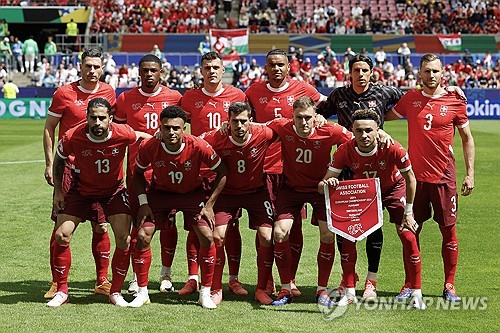 스위스는 15일 독일 쾰른에 위치한 쾰른 스타디움에서 열린 헝가리와의 2024 UEFA 유럽축구선수권대회 A조 1차전 맞대결에서 3-1 승리를 거뒀다. 이날 스위스는 전반전에 2골을 터트리며 순조로운 출발을 했으나 후반전에 실점을 허용하면서 위기에 몰렸다. 분위기를 탄 헝가리를 울산 HD 공격수 마틴 아담을 교체 투입하는 등 총공세에 나섰으나 후반 추가시간 수비 실수로 추가 실점을 내주면서 스위스에 승점 3점을 내줬다. 이날 승리로 스위스는 개최국 독일과 함께 16강행 청신호를 켰다. 연합뉴스