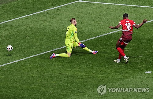 스위스는 15일 독일 쾰른에 위치한 쾰른 스타디움에서 열린 헝가리와의 2024 UEFA 유럽축구선수권대회 A조 1차전 맞대결에서 3-1 승리를 거뒀다. 이날 스위스는 전반전에 2골을 터트리며 순조로운 출발을 했으나 후반전에 실점을 허용하면서 위기에 몰렸다. 분위기를 탄 헝가리를 울산 HD 공격수 마틴 아담을 교체 투입하는 등 총공세에 나섰으나 후반 추가시간 수비 실수로 추가 실점을 내주면서 스위스에 승점 3점을 내줬다. 이날 승리로 스위스는 개최국 독일과 함께 16강행 청신호를 켰다. 연합뉴스