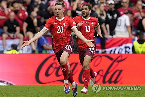 스위스는 15일 독일 쾰른에 위치한 쾰른 스타디움에서 열린 헝가리와의 2024 UEFA 유럽축구선수권대회 A조 1차전 맞대결에서 3-1 승리를 거뒀다. 이날 스위스는 전반전에 2골을 터트리며 순조로운 출발을 했으나 후반전에 실점을 허용하면서 위기에 몰렸다. 분위기를 탄 헝가리를 울산 HD 공격수 마틴 아담을 교체 투입하는 등 총공세에 나섰으나 후반 추가시간 수비 실수로 추가 실점을 내주면서 스위스에 승점 3점을 내줬다. 이날 승리로 스위스는 개최국 독일과 함께 16강행 청신호를 켰다. 연합뉴스