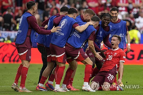 스위스는 15일 독일 쾰른에 위치한 쾰른 스타디움에서 열린 헝가리와의 2024 UEFA 유럽축구선수권대회 A조 1차전 맞대결에서 3-1 승리를 거뒀다. 이날 스위스는 전반전에 2골을 터트리며 순조로운 출발을 했으나 후반전에 실점을 허용하면서 위기에 몰렸다. 분위기를 탄 헝가리를 울산 HD 공격수 마틴 아담을 교체 투입하는 등 총공세에 나섰으나 후반 추가시간 수비 실수로 추가 실점을 내주면서 스위스에 승점 3점을 내줬다. 이날 승리로 스위스는 개최국 독일과 함께 16강행 청신호를 켰다. 연합뉴스