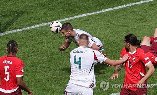 스위스는 15일 독일 쾰른에 위치한 쾰른 스타디움에서 열린 헝가리와의 2024 UEFA 유럽축구선수권대회 A조 1차전 맞대결에서 3-1 승리를 거뒀다. 이날 스위스는 전반전에 2골을 터트리며 순조로운 출발을 했으나 후반전에 실점을 허용하면서 위기에 몰렸다. 분위기를 탄 헝가리를 울산 HD 공격수 마틴 아담을 교체 투입하는 등 총공세에 나섰으나 후반 추가시간 수비 실수로 추가 실점을 내주면서 스위스에 승점 3점을 내줬다. 이날 승리로 스위스는 개최국 독일과 함께 16강행 청신호를 켰다. 연합뉴스