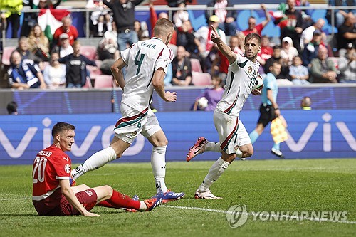 스위스는 15일 독일 쾰른에 위치한 쾰른 스타디움에서 열린 헝가리와의 2024 UEFA 유럽축구선수권대회 A조 1차전 맞대결에서 3-1 승리를 거뒀다. 이날 스위스는 전반전에 2골을 터트리며 순조로운 출발을 했으나 후반전에 실점을 허용하면서 위기에 몰렸다. 분위기를 탄 헝가리를 울산 HD 공격수 마틴 아담을 교체 투입하는 등 총공세에 나섰으나 후반 추가시간 수비 실수로 추가 실점을 내주면서 스위스에 승점 3점을 내줬다. 이날 승리로 스위스는 개최국 독일과 함께 16강행 청신호를 켰다. 연합뉴스