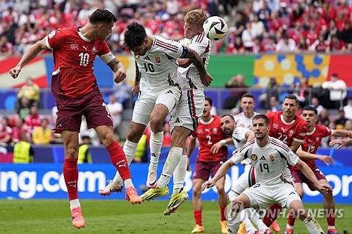 스위스는 15일 독일 쾰른에 위치한 쾰른 스타디움에서 열린 헝가리와의 2024 UEFA 유럽축구선수권대회 A조 1차전 맞대결에서 3-1 승리를 거뒀다. 이날 스위스는 전반전에 2골을 터트리며 순조로운 출발을 했으나 후반전에 실점을 허용하면서 위기에 몰렸다. 분위기를 탄 헝가리를 울산 HD 공격수 마틴 아담을 교체 투입하는 등 총공세에 나섰으나 후반 추가시간 수비 실수로 추가 실점을 내주면서 스위스에 승점 3점을 내줬다. 이날 승리로 스위스는 개최국 독일과 함께 16강행 청신호를 켰다. 연합뉴스