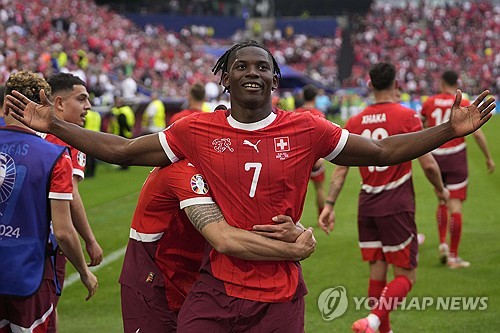 스위스는 15일 독일 쾰른에 위치한 쾰른 스타디움에서 열린 헝가리와의 2024 UEFA 유럽축구선수권대회 A조 1차전 맞대결에서 3-1 승리를 거뒀다. 이날 스위스는 전반전에 2골을 터트리며 순조로운 출발을 했으나 후반전에 실점을 허용하면서 위기에 몰렸다. 분위기를 탄 헝가리를 울산 HD 공격수 마틴 아담을 교체 투입하는 등 총공세에 나섰으나 후반 추가시간 수비 실수로 추가 실점을 내주면서 스위스에 승점 3점을 내줬다. 이날 승리로 스위스는 개최국 독일과 함께 16강행 청신호를 켰다. 연합뉴스