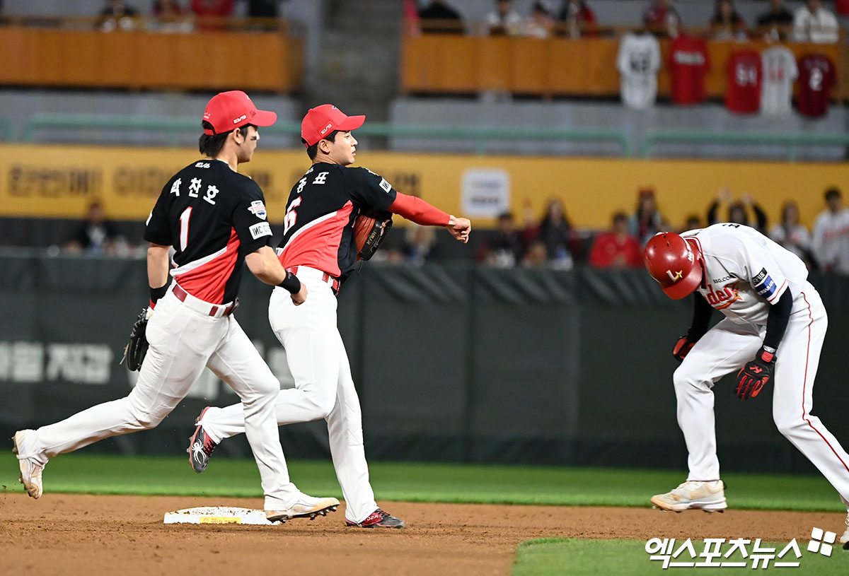 17일 오후 인천SSG랜더스필드에서 열린 '2024 신한 SOL Bank KBO리그' KIA 타이거즈와 SSG 랜더스의 경기, 7회말 1사 1,2루 KIA 홍종표가 SSG 에레디아의 내야땅볼때 박지환을 포스아웃 시킨 후 1루로 송구하고 있다. 엑스포츠뉴스 DB