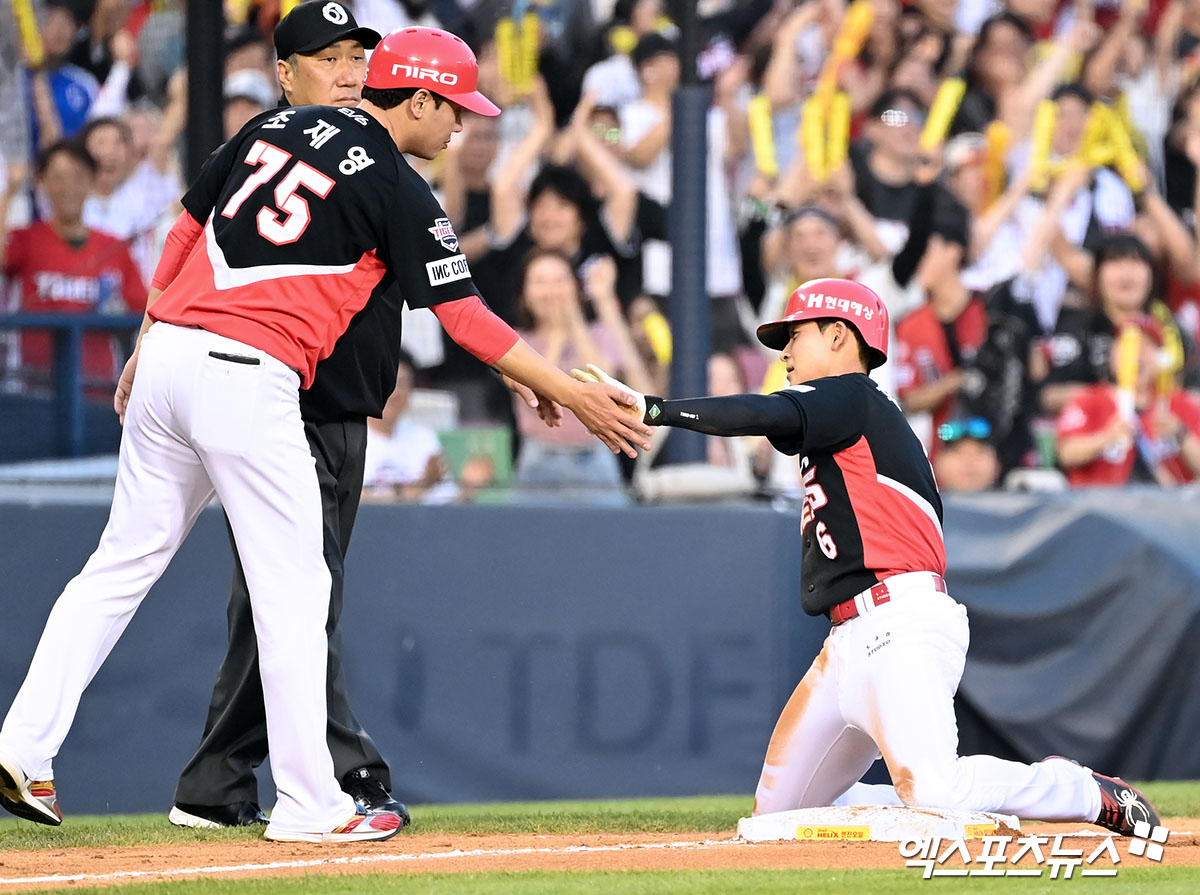 9일 오후 서울 송파구 잠실야구장에서 열린 '2024 신한 SOL Bank KBO리그' KIA 타이거즈와 두산 베어스의 경기, 8회초 KIA 홍종표가 3루타를 날린 후 조재영 코치와 하이파이브를 하고 있다. 엑스포츠뉴스 DB