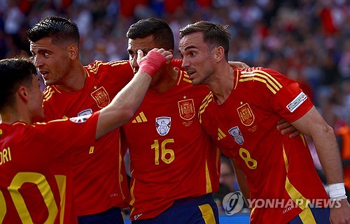 스페인이 16일(한국시간) 독일 베를린에 있는 올림피아슈타디온에서 열린 크로아티아와의 유럽축구연맹(UEFA) 유로 2024 B조 1차전에서 3-0 완승을 거뒀다.   스페인은 죽음의 조로 불리는 B조에서 난적 크로아티아를 완파하면서 기분 좋은 출발을 했다.; 반대로 크로아티아는 후반 35분경 득점이 취소되면서 불운하게도 영패를 당했다. 연합뉴스