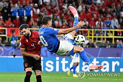 유로 디펜딩 챔피언 이탈리아가 유로2024 첫 경기에서 B조 다크호스 알바니아를 2-1로 제압했다. 이탈리아는 전반전 시작 23초 만에 실수를 범해 알바니아에 선제골을 헌납했지만, 이후 인터밀란 듀오 알레산드로 바스토니와 니콜로 바렐라의 연속골에 힘입어 2-1 역전승을 거뒀다. 사진 연합뉴스