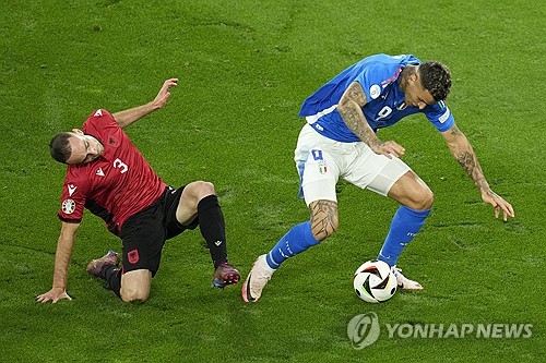 유로 디펜딩 챔피언 이탈리아가 유로2024 첫 경기에서 B조 다크호스 알바니아를 2-1로 제압했다. 이탈리아는 전반전 시작 23초 만에 실수를 범해 알바니아에 선제골을 헌납했지만, 이후 인터밀란 듀오 알레산드로 바스토니와 니콜로 바렐라의 연속골에 힘입어 2-1 역전승을 거뒀다. 사진 연합뉴스