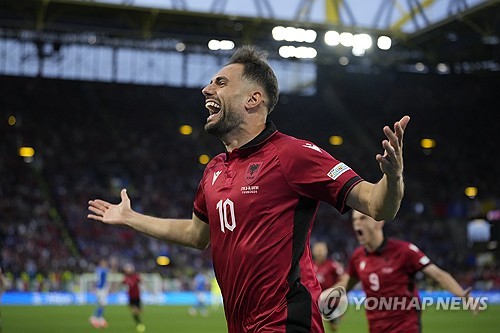 유로 디펜딩 챔피언 이탈리아가 유로2024 첫 경기에서 B조 다크호스 알바니아를 2-1로 제압했다. 이탈리아는 전반전 시작 23초 만에 실수를 범해 알바니아에 선제골을 헌납했지만, 이후 인터밀란 듀오 알레산드로 바스토니와 니콜로 바렐라의 연속골에 힘입어 2-1 역전승을 거뒀다. 사진 연합뉴스