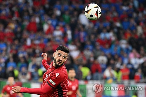 유로 디펜딩 챔피언 이탈리아가 유로2024 첫 경기에서 B조 다크호스 알바니아를 2-1로 제압했다. 이탈리아는 전반전 시작 23초 만에 실수를 범해 알바니아에 선제골을 헌납했지만, 이후 인터밀란 듀오 알레산드로 바스토니와 니콜로 바렐라의 연속골에 힘입어 2-1 역전승을 거뒀다. 사진 연합뉴스