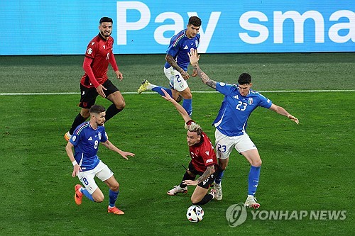 유로 디펜딩 챔피언 이탈리아가 유로2024 첫 경기에서 B조 다크호스 알바니아를 2-1로 제압했다. 이탈리아는 전반전 시작 23초 만에 실수를 범해 알바니아에 선제골을 헌납했지만, 이후 인터밀란 듀오 알레산드로 바스토니와 니콜로 바렐라의 연속골에 힘입어 2-1 역전승을 거뒀다. 사진 연합뉴스