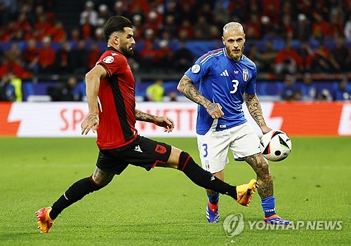 유로 디펜딩 챔피언 이탈리아가 유로2024 첫 경기에서 B조 다크호스 알바니아를 2-1로 제압했다. 이탈리아는 전반전 시작 23초 만에 실수를 범해 알바니아에 선제골을 헌납했지만, 이후 인터밀란 듀오 알레산드로 바스토니와 니콜로 바렐라의 연속골에 힘입어 2-1 역전승을 거뒀다. 사진 연합뉴스