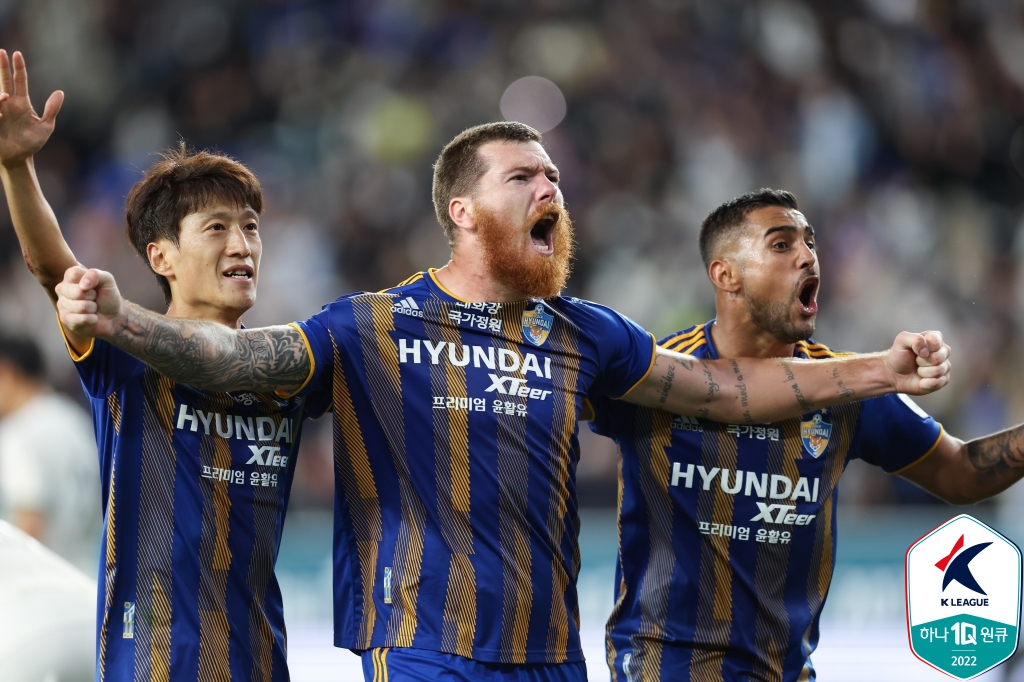 프랑스 언론 르퀴프가 16일(한국시간) 헝가리 축구 국가대표팀으로 유럽축구연맹(UEFA) 유로 2024 데뷔전을 치른 마틴 아담을 집중 조명했다.   마틴은 이날 독일 쾰른 스타디움에서 열린 스위스와의 대회 A조 1차전에 후반 교체 출전해 11분간 활약하며 유로 데뷔전을 치렀다.   팀은 1-3으로 패했지만, 아담은 이번 대회 최고의 스타로 발돋움했다. 그는 후반 34분 수비수 밀로스 케르케즈를 대신해 공격수로 출전했다. 한국프로축구연맹