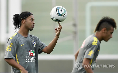 브라질 축구대표팀은 오는 20일 미국에서 열리는 2024 CONMEBOL 코파 아메리카를 앞두고 있다. 대회를 앞두고 브라질이 미국과의 친선전에서 무승부를 거두자 브라질 축구 전설 호나우지뉴가 현재 대표팀 경기력과 멤버들에 큰 실망감을 느껴 브라질의 코파 아메리카 경기를 보지 않겠다고 말해 화제를 일으켰다. 호나우지뉴의 발언이 큰 화제를 모은 뒤 브라질 대표팀 윙어 하피냐가 선수단을 대표해 호나우지뉴 발언에 동의하지 않는다며 반박에 나섰다. 또 호나우지뉴가 비니시우스 주니오르에게 경기 티켓을 달라고 했다며 그의 행동이 모순되고 있다고 지적했다. 연합뉴스