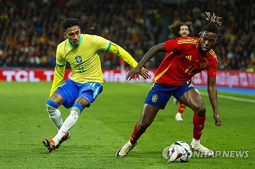 브라질 축구대표팀은 오는 20일 미국에서 열리는 2024 CONMEBOL 코파 아메리카를 앞두고 있다. 대회를 앞두고 브라질이 미국과의 친선전에서 무승부를 거두자 브라질 축구 전설 호나우지뉴가 현재 대표팀 경기력과 멤버들에 큰 실망감을 느껴 브라질의 코파 아메리카 경기를 보지 않겠다고 말해 화제를 일으켰다. 호나우지뉴의 발언이 큰 화제를 모은 뒤 브라질 대표팀 윙어 하피냐가 선수단을 대표해 호나우지뉴 발언에 동의하지 않는다며 반박에 나섰다. 또 호나우지뉴가 비니시우스 주니오르에게 경기 티켓을 달라고 했다며 그의 행동이 모순되고 있다고 지적했다. 연합뉴스