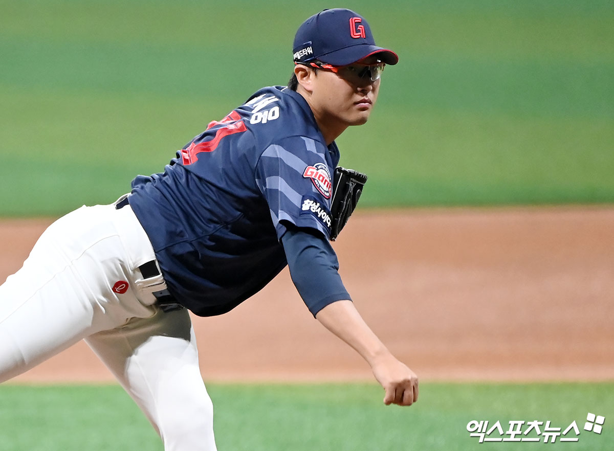 박세웅은 15일 잠실구장에서 열린 '2024 신한 SOL Bank KBO 리그' LG와 주말 3연전 두 번째 경기에 선발 등판. 5이닝 4실점으로 최근 부진한 흐름을 털어내지 못했다. 엑스포츠뉴스 DB