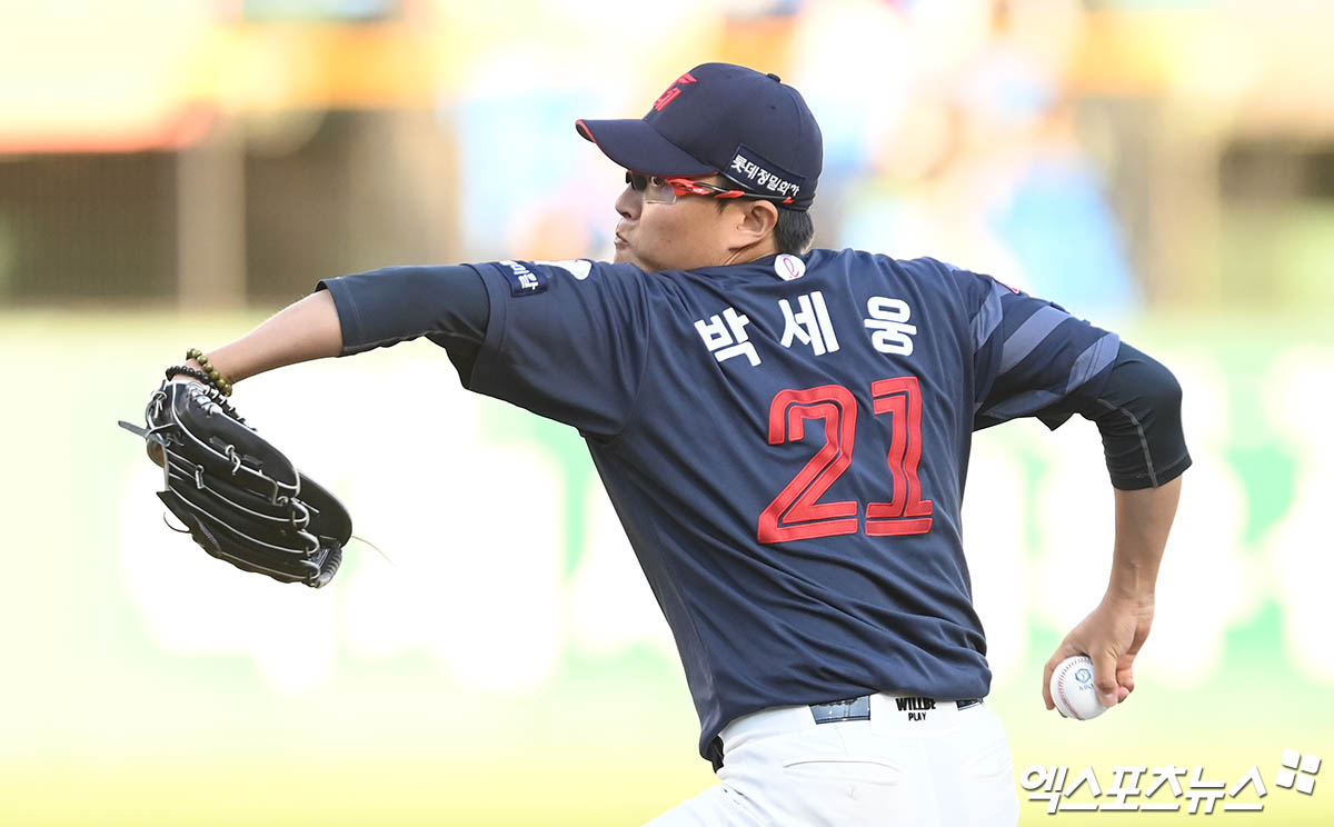 박세웅은 15일 잠실구장에서 열린 '2024 신한 SOL Bank KBO 리그' LG와 주말 3연전 두 번째 경기에 선발 등판. 5이닝 4실점으로 최근 부진한 흐름을 털어내지 못했다. 엑스포츠뉴스 DB