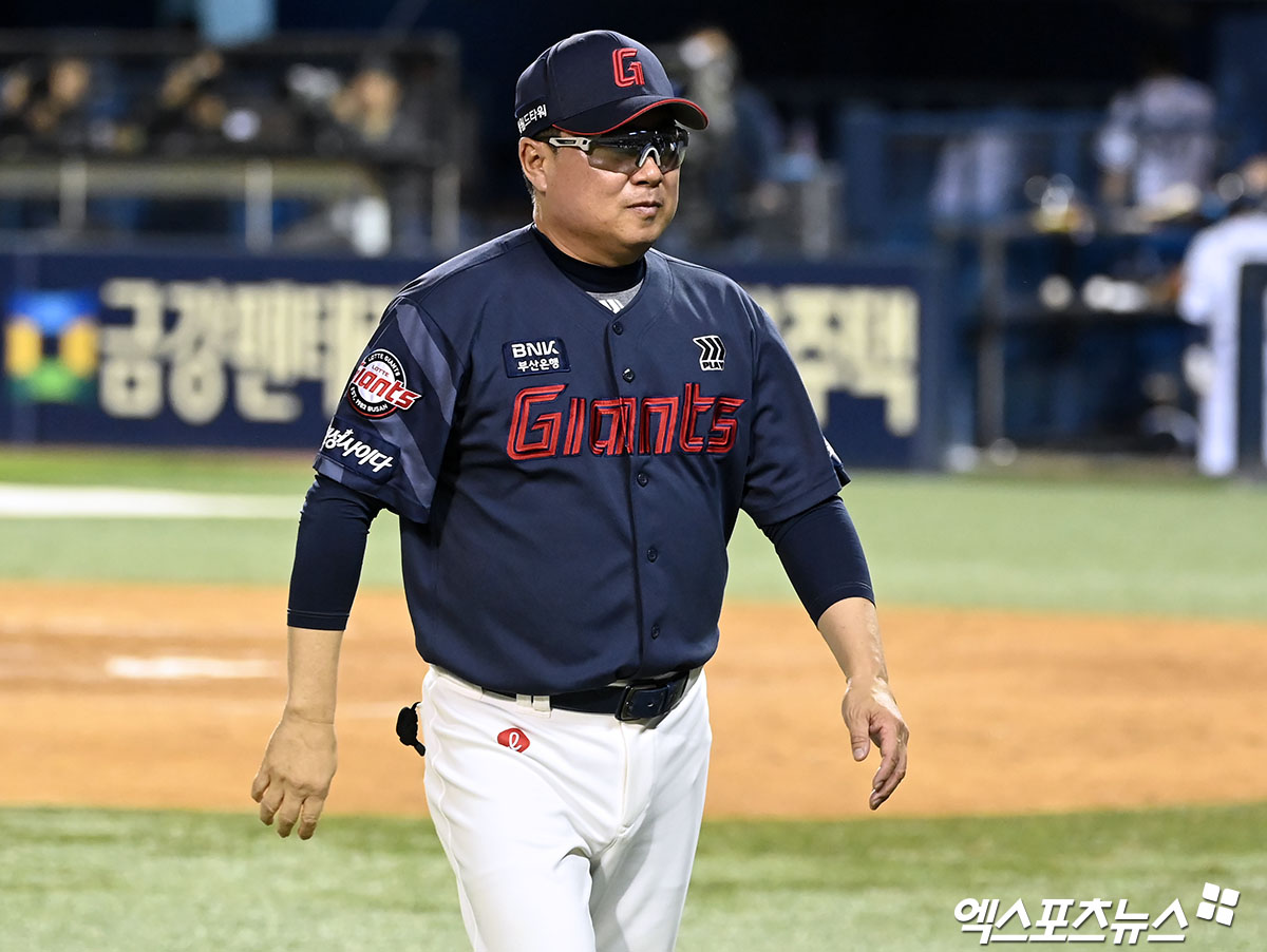 김태형 롯데 감독은 16일 잠실구장에서 열릴 '2024 신한 SOL Bank KBO 리그' LG와 주말 3연전 마지막 경기를 앞두고 지난 경기 어필 및 퇴장 상황을 설명했다. 엑스포츠뉴스 DB