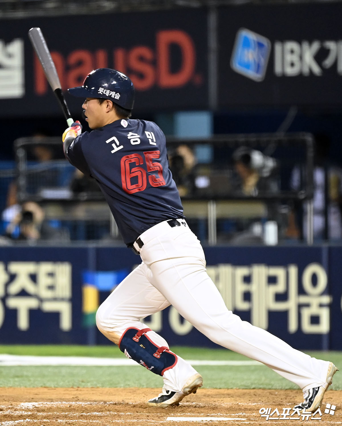  고승민은 16일 잠실구장에서 열릴 '2024 신한 SOL Bank KBO 리그' LG와 주말 3연전 마지막 경기에서 다리 불편함으로 2번 지명타자로 선발 출전한다. 엑스포츠뉴스 DB