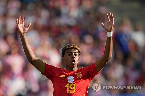 스페인은 16일 독일 베를린에 있는 올림피아슈타디온에서 열린 크로아티아와의 2024 UEFA 유럽축구선수권대회 조별리그 B조 1차전에서 3 대 0 완승을 거뒀다. 이날 바르셀로나와 스페인 대표팀 신성 라민 야말은 선발로 출전해 도움까지 올리면서 팀의 대승에 일조했다. 2007년 7월생인 야말은 이날 경기에 출전하면서 만 16세 338일로 유로 대회 최연소 출전 기록을 세웠다. 아직 고등학교도 졸업하지 못한 야말은 어린 나이에 놀라운 재능을 보여주면서 바르셀로나와 스페인 대표팀의 각종 최연소 기록을 갈아치웠고, 이번 유로 대회에서 최연소 기록을 연달아 세웠다. 연합뉴스