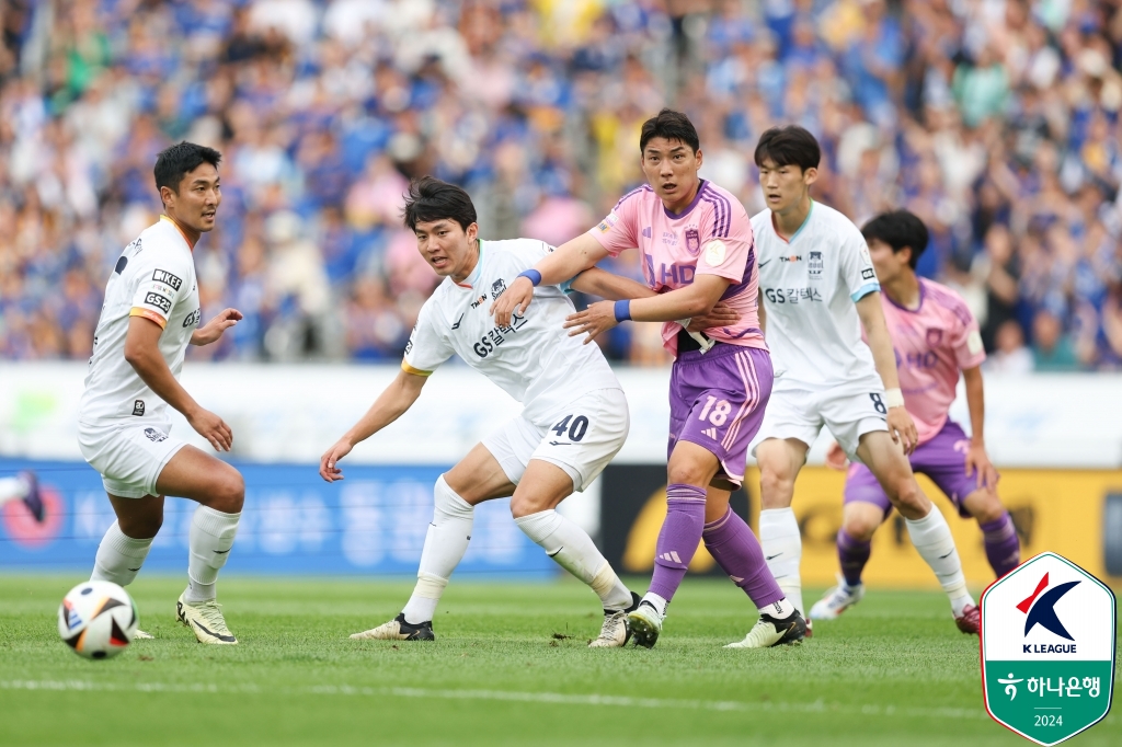 울산HD가 홈에서 열린 FC서울과의 경기에서 2-2 무승부를 거두며 선두를 탈환했다. 울산은 전반전 초반 주민규의 선제골과 이명재가 유도한 이태석의 자책골로 앞서갔지만, 후반전 들어 서울 외인 공격수 일류첸코에게 멀티골을 허용해 무승부로 경기를 마쳤다. 울산 입장에서는 아쉬운 경기였다. 사진 한국프로축구연맹