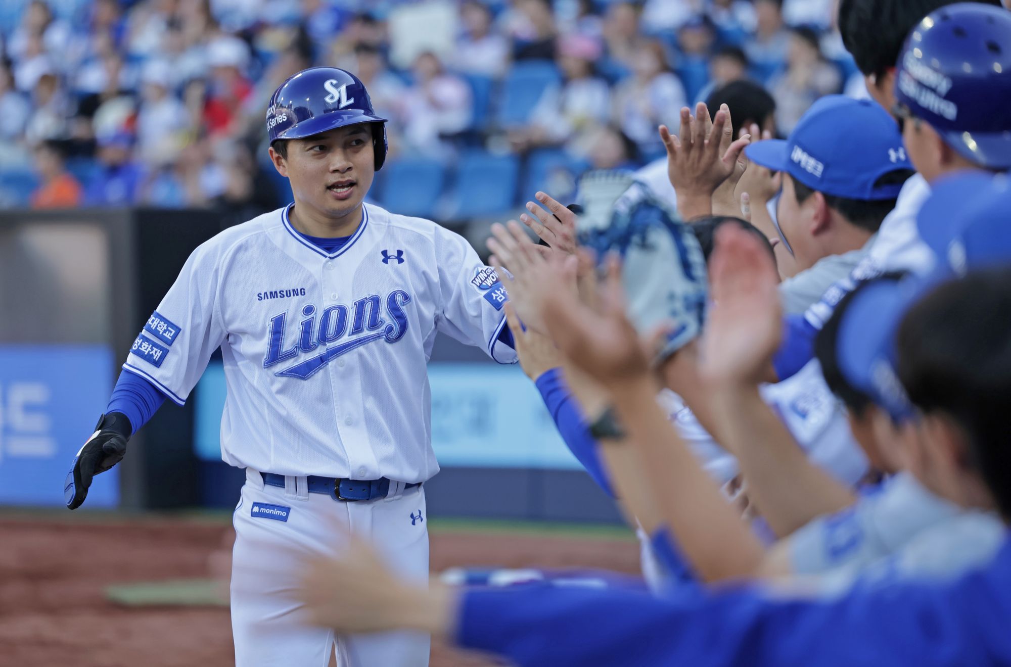 삼성 라이온즈 김헌곤이 경기에 출전해 홈런을 친 뒤 동료들의 축하를 받고 있다. 삼성 라이온즈 제공