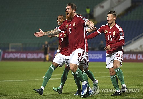 프랑스 언론 르퀴프가 16일(한국시간) 헝가리 축구 국가대표팀으로 유럽축구연맹(UEFA) 유로 2024 데뷔전을 치른 마틴 아담을 집중 조명했다.   마틴은 이날 독일 쾰른 스타디움에서 열린 스위스와의 대회 A조 1차전에 후반 교체 출전해 11분간 활약하며 유로 데뷔전을 치렀다.   팀은 1-3으로 패했지만, 아담은 이번 대회 최고의 스타로 발돋움했다. 그는 후반 34분 수비수 밀로스 케르케즈를 대신해 공격수로 출전했다. 연합뉴스