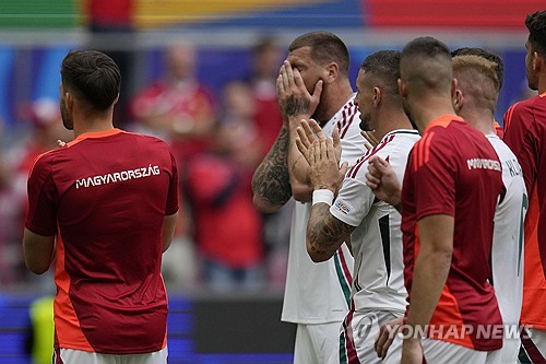 프랑스 언론 르퀴프가 16일(한국시간) 헝가리 축구 국가대표팀으로 유럽축구연맹(UEFA) 유로 2024 데뷔전을 치른 마틴 아담을 집중 조명했다.   마틴은 이날 독일 쾰른 스타디움에서 열린 스위스와의 대회 A조 1차전에 후반 교체 출전해 11분간 활약하며 유로 데뷔전을 치렀다.   팀은 1-3으로 패했지만, 아담은 이번 대회 최고의 스타로 발돋움했다. 그는 후반 34분 수비수 밀로스 케르케즈를 대신해 공격수로 출전했다. 연합뉴스