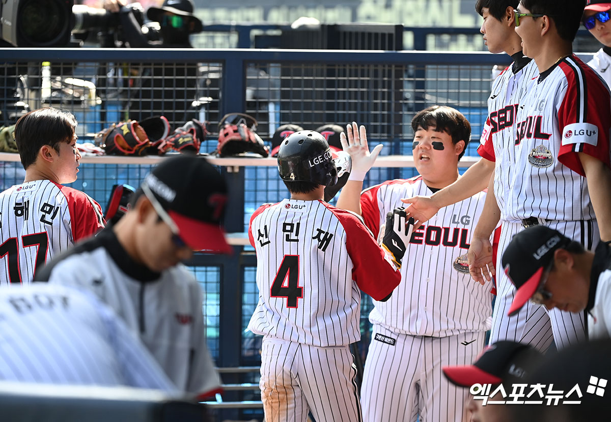 LG 내야수 신민재는 16일 잠실구장에서 열린 '2024 신한 SOL Bank KBO 리그' 롯데와 주말 3연전 마지막 경기에서 9번타자 2루수로 선발 출전했다. 10회말 끝내기 희생플라이를 쳐 팀의 끝내기 승리를 이끌었다. 엑스포츠뉴스 DB