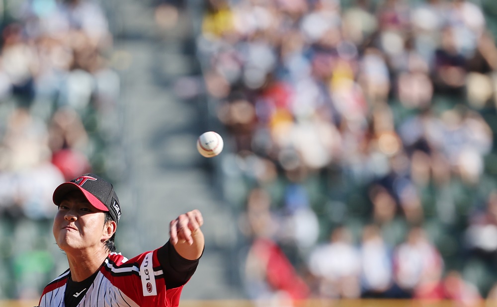 LG 투수 이상영은 16일 잠실구장에서 열린 '2024 신한 SOL Bank KBO 리그' 롯데와 주말 3연전 마지막 경기에서 선발 등판했다. 3⅔이닝 1실점으로 불펜데이 첫 투수로서 제 몫을 해냈다. 연합뉴스