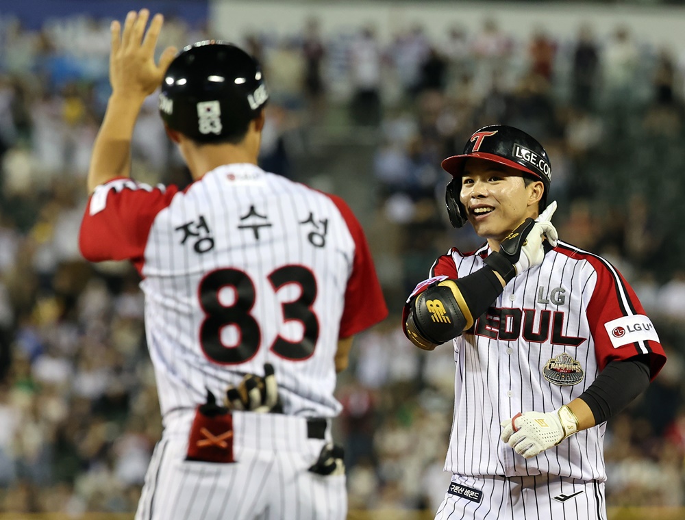 LG 외야수 문성주는 16일 잠실구장에서 열린 '2024 신한 SOL Bank KBO 리그' 롯데와 주말 3연전 마지막 경기에서 2번타자 좌익수로 선발 출전했다. 9회말 극적인 동점 적시타를 쳐 팀 승리에 힘을 보탰다. 엑스포츠뉴스 DB