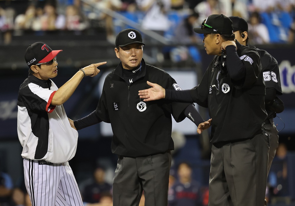 염경엽 LG 감독은 16일 잠실구장에서 열린 '2024 신한 SOL Bank KBO 리그' 롯데와 주말 3연전 마지막 경기에서 8회말 낫아웃 상황에 관해 항의하다가 항의 시간 초과로 퇴장당했다. 이후 LG는 9-8 역전승을 거두고 염 감독에게 승리를 바쳤다. 연합뉴스