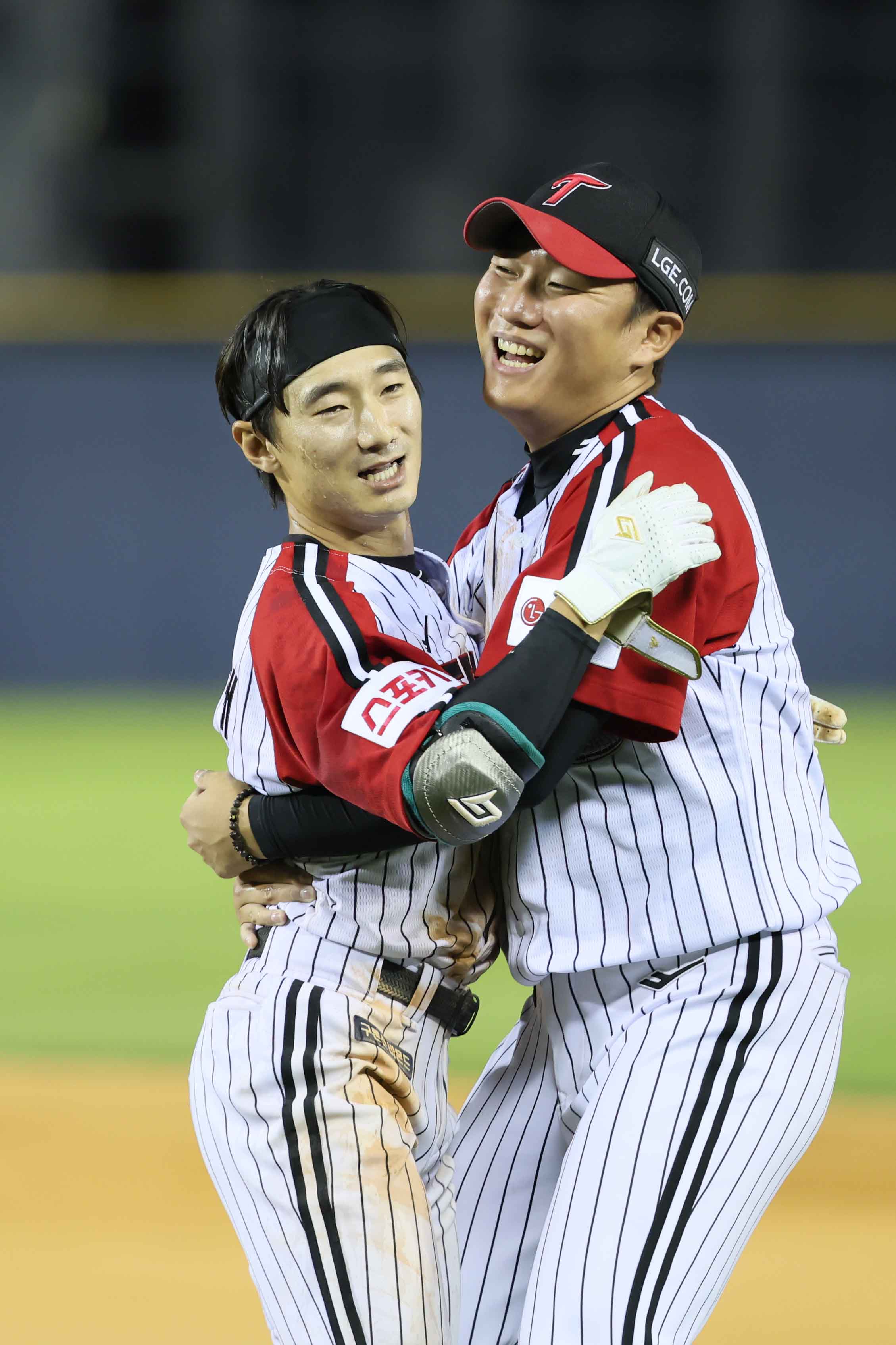 LG 투수 김영준(오른쪽)은 16일 잠실구장에서 열린 '2024 신한 SOL Bank KBO 리그' 롯데와 주말 3연전에 구원 등판. 3이닝 무실점으로 승리 투수가 됐다. LG 트윈스