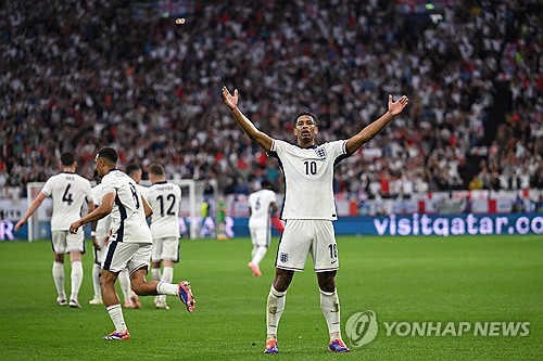 잉글랜드가 17일(한국시간) 독일 겔젠키르헨에 있는 아레나 아우프샬케에서 열린 세르비아와의 유럽축구연맹(UEFA) 유로 2024 C조 1차전에서 벨링엄의 결승 골로 1-0으로 승리했다.   지난 대회 준우승팀이자 이번 대회 역시 강력한 우승 후보인 잉글랜드는 난적인 세르비아를 상대로 고전했지만, 벨링엄의 결승골을 지키면서 대회 첫 승을 신고했다.   잉글랜드는 이 승리로 C조 1위에 올랐다. 앞서 덴마크와 슬로베니아가 무승부를 거두면서 잉글랜드는 단독 선두를 차지했다. 연합뉴스