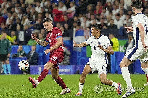 잉글랜드가 17일(한국시간) 독일 겔젠키르헨에 있는 아레나 아우프샬케에서 열린 세르비아와의 유럽축구연맹(UEFA) 유로 2024 C조 1차전에서 벨링엄의 결승 골로 1-0으로 승리했다.   지난 대회 준우승팀이자 이번 대회 역시 강력한 우승 후보인 잉글랜드는 난적인 세르비아를 상대로 고전했지만, 벨링엄의 결승골을 지키면서 대회 첫 승을 신고했다.   잉글랜드는 이 승리로 C조 1위에 올랐다. 앞서 덴마크와 슬로베니아가 무승부를 거두면서 잉글랜드는 단독 선두를 차지했다. 연합뉴스