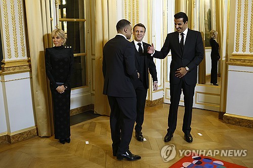 음바페가 17일(한국시간) 오스트리아와의 경기 전 기자회견에서 다가오는 7월 자국에서 열리는 2024 파리 올림픽 축구 대표팀에 합류하지 못한다고 직접 밝혔다.   프랑스는 오는 18일 오전 4시 독일 뒤셀도르프 아레나에서 오스트리아와 유럽축구연맹(UEFA) 유로 2024 D조 1차전을 갖는다.   음바페는 경기 전 기자회견에서 올림픽 대표로 파리 올림픽에 출전할지 질문을 받았고 구단의 입장이 명확하다며 올림픽 출전이 불가능할 거라는 답변을 남겼다. 연합뉴스