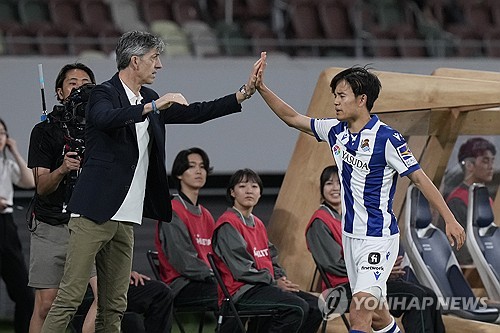 영국 매체 풋볼팬캐스트가 17일(한국시간) 토트넘 홋스퍼가 레알 소시에다드에서 맹활약하고 있는 구보 다케후사에게 바이아웃 금액을 지불하고 영입하려 한다고 전했다. 토트넘이 손흥민의 후계자를 준비한다면 구보가 적합하다는 게 매체의 주장이다. 구보는 레알 소시에다드에서 에이스로 활약하며 라리가에서 최고의 선수 중 한 명으로 평가 받고 있고 CIES가 발표한 아시아 축구선수 중 가장 몸값이 높은 선수로 뽑혔다. 연합뉴스