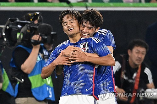 영국 매체 풋볼팬캐스트가 17일(한국시간) 토트넘 홋스퍼가 레알 소시에다드에서 맹활약하고 있는 구보 다케후사에게 바이아웃 금액을 지불하고 영입하려 한다고 전했다. 토트넘이 손흥민의 후계자를 준비한다면 구보가 적합하다는 게 매체의 주장이다. 구보는 레알 소시에다드에서 에이스로 활약하며 라리가에서 최고의 선수 중 한 명으로 평가 받고 있고 CIES가 발표한 아시아 축구선수 중 가장 몸값이 높은 선수로 뽑혔다. 연합뉴스