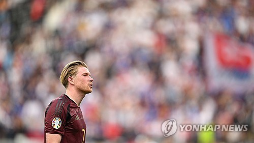 유럽축구연맹 2024 유럽축구선수권대회에서 국제축구연맹(FIFA) 랭킹 3위 벨기에가 48위 슬로바키아에게 충격패를 당하는 이변이 발생했다. 벨기에는 18일 독일 프랑크푸르트에 위치한 프랑크푸르트 아레나에서 열린 슬로바키아와의 유로 2024 조별리그 E조 1차전서 골 취소만 2번이나 발생하는 불운 속에 0-1로 패했다. FIFA 랭킹 3위가 45계단이나 낮은 국가에게 덜미를 잡혔다. 벨기에 간판 스타 케빈 더 브라위너가 패배 직후 하늘을 쳐다보고 있다. 연합뉴스