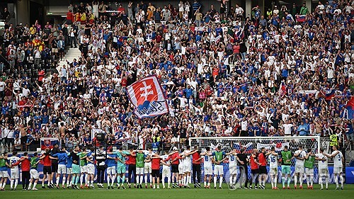 유럽축구연맹 2024 유럽축구선수권대회에서 국제축구연맹(FIFA) 랭킹 3위 벨기에가 48위 슬로바키아에게 충격패를 당하는 이변이 발생했다. 벨기에는 18일 독일 프랑크푸르트에 위치한 프랑크푸르트 아레나에서 열린 슬로바키아와의 유로 2024 조별리그 E조 1차전서 골 취소만 2번이나 발생하는 불운 속에 0-1로 패했다. FIFA 랭킹 3위가 45계단이나 낮은 국가에게 덜미를 잡혔다. 연합뉴스