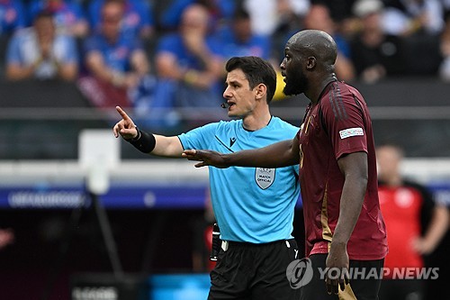 유럽축구연맹 2024 유럽축구선수권대회에서 국제축구연맹(FIFA) 랭킹 3위 벨기에가 48위 슬로바키아에게 충격패를 당하는 이변이 발생했다. 벨기에는 18일 독일 프랑크푸르트에 위치한 프랑크푸르트 아레나에서 열린 슬로바키아와의 유로 2024 조별리그 E조 1차전서 골 취소만 2번이나 발생하는 불운 속에 0-1로 패했다. FIFA 랭킹 3위가 45계단이나 낮은 국가에게 덜미를 잡혔다. 연합뉴스