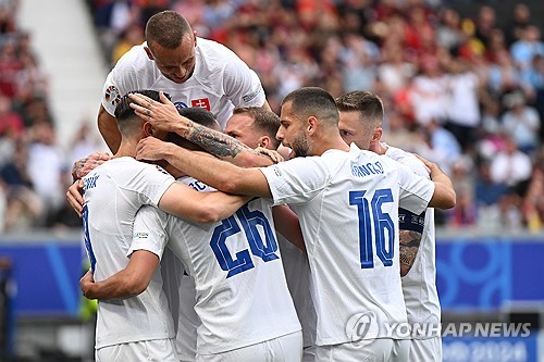 유럽축구연맹 2024 유럽축구선수권대회에서 국제축구연맹(FIFA) 랭킹 3위 벨기에가 48위 슬로바키아에게 충격패를 당하는 이변이 발생했다. 벨기에는 18일 독일 프랑크푸르트에 위치한 프랑크푸르트 아레나에서 열린 슬로바키아와의 유로 2024 조별리그 E조 1차전서 골 취소만 2번이나 발생하는 불운 속에 0-1로 패했다. FIFA 랭킹 3위가 45계단이나 낮은 국가에게 덜미를 잡혔다. 연합뉴스