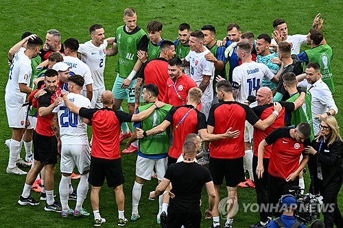 유럽축구연맹 2024 유럽축구선수권대회에서 국제축구연맹(FIFA) 랭킹 3위 벨기에가 48위 슬로바키아에게 충격패를 당하는 이변이 발생했다. 벨기에는 18일 독일 프랑크푸르트에 위치한 프랑크푸르트 아레나에서 열린 슬로바키아와의 유로 2024 조별리그 E조 1차전서 골 취소만 2번이나 발생하는 불운 속에 0-1로 패했다. FIFA 랭킹 3위가 45계단이나 낮은 국가에게 덜미를 잡혔다. 연합뉴스