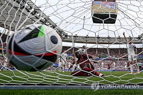 유럽축구연맹 2024 유럽축구선수권대회에서 국제축구연맹(FIFA) 랭킹 3위 벨기에가 48위 슬로바키아에게 충격패를 당하는 이변이 발생했다. 벨기에는 18일 독일 프랑크푸르트에 위치한 프랑크푸르트 아레나에서 열린 슬로바키아와의 유로 2024 조별리그 E조 1차전서 골 취소만 2번이나 발생하는 불운 속에 0-1로 패했다. FIFA 랭킹 3위가 45계단이나 낮은 국가에게 덜미를 잡혔다. 연합뉴스