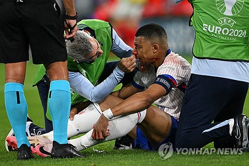 프랑스가 자랑하는 세계적인 축구 선수인 공격수 킬리안 음바페가 유로 2024 경기 도중 코뼈가 부러졌다. 음바페는 18일 독일 뒤셀도르프에서 열린 유로 2024 D조 1차전 오스트리아와의 경기 후반 막판 상대 수비수 케빈 단소와 공중볼을 따내기 위해 경합하다가 충돌했는데 음바페의 코가 단소의 어깨와 부딪혔고, 이후 음바페가 피를 흘리면서 쓰러졌다. 프랑스 대표팀 디디에 데샹은 음바페의 코뼈가 부러진 것 같다고 밝혔다. 연합뉴스