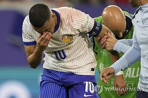 프랑스가 자랑하는 세계적인 축구 선수인 공격수 킬리안 음바페가 유로 2024 경기 도중 코뼈가 부러졌다. 음바페는 18일 독일 뒤셀도르프에서 열린 유로 2024 D조 1차전 오스트리아와의 경기 후반 막판 상대 수비수 케빈 단소와 공중볼을 따내기 위해 경합하다가 코뼈가 부러지는 중상을 당했다. 음바페는 병원에 다녀온 뒤 마스크를 추천해달라며 의연하게 대처했다. 연합뉴스