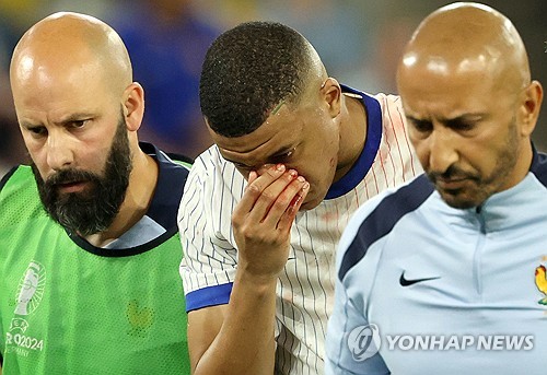 프랑스가 자랑하는 세계적인 축구 선수인 공격수 킬리안 음바페가 유로 2024 경기 도중 코뼈가 부러졌다. 음바페는 18일 독일 뒤셀도르프에서 열린 유로 2024 D조 1차전 오스트리아와의 경기 후반 막판 상대 수비수 케빈 단소와 공중볼을 따내기 위해 경합하다가 충돌했는데 음바페의 코가 단소의 어깨와 부딪혔고, 이후 음바페가 피를 흘리면서 쓰러졌다. 프랑스 대표팀 디디에 데샹은 음바페의 코뼈가 부러진 것 같다고 밝혔다. 연합뉴스