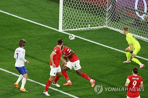 프랑스가 자랑하는 세계적인 축구 선수인 공격수 킬리안 음바페가 유로 2024 경기 도중 코뼈가 부러졌다. 음바페는 18일 독일 뒤셀도르프에서 열린 유로 2024 D조 1차전 오스트리아와의 경기 후반 막판 상대 수비수 케빈 단소와 공중볼을 따내기 위해 경합하다가 충돌했는데 음바페의 코가 단소의 어깨와 부딪혔고, 이후 음바페가 피를 흘리면서 쓰러졌다. 프랑스 대표팀 디디에 데샹은 음바페의 코뼈가 부러진 것 같다고 밝혔다. 연합뉴스